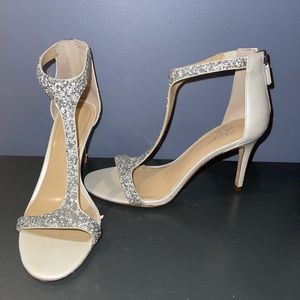 Vince Camuto White Pearl/Sparkly heels Size 6.5